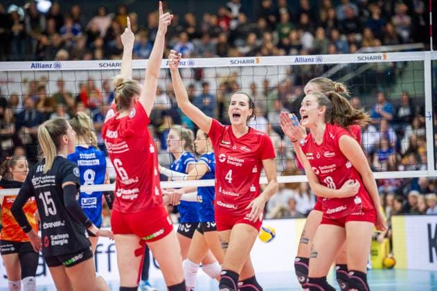 Jennifer Janiska (Dresdner SC, 06), Nathalie Lemmens (Dresdner SC, 04), Sarah Straube (Dresdner SC, 18), Jubel, Schrei, Freude, Siegerpose Allianz MTV Stuttgart - Dresdner SC, Volleyball Bundesliga, Frauen, VBL, Saison 2023 24, 18.11.2023, Stuttgart (SCHARRena), DEU Allianz MTV Stuttgart - Dresdner SC, Sport, Volleyball Bundesliga, Frauen, VBL, Saison 2023 24, 18.11.2023, Stuttgart (SCHARRena), DEU Stuttgart Copyright: xSandyxDinkelackerx EP_SDR