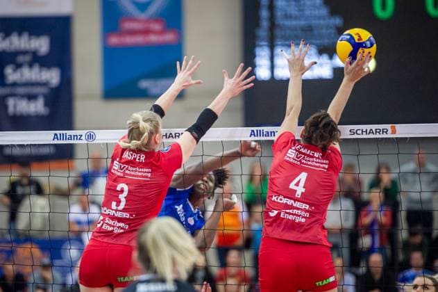 Hester Jasper (Dresdner SC, 03), Nathalie Lemmens (Dresdner SC, 04), Blocken Ball Allianz MTV Stuttgart - Dresdner SC, Volleyball Bundesliga, Frauen, VBL, Saison 2023 24, 18.11.2023, Stuttgart (SCHARRena), DEU Allianz MTV Stuttgart - Dresdner SC, Sport, Volleyball Bundesliga, Frauen, VBL, Saison 2023 24, 18.11.2023, Stuttgart (SCHARRena), DEU Stuttgart Copyright: xSandyxDinkelackerx EP_SDR