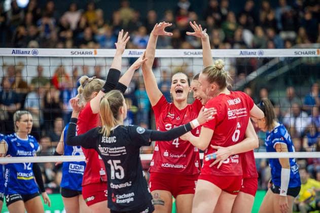 Hester Jasper (Dresdner SC, 03), Aleksandra Jegdic (Dresdner SC, 15), Nathalie Lemmens (Dresdner SC, 04), Jennifer Janiska (Dresdner SC, 06), Jubel nach gewonnenem Satz Allianz MTV Stuttgart - Dresdner SC, Volleyball Bundesliga, Frauen, VBL, Saison 2023 24, 18.11.2023, Stuttgart (SCHARRena), DEU Allianz MTV Stuttgart - Dresdner SC, Sport, Volleyball Bundesliga, Frauen, VBL, Saison 2023 24, 18.11.2023, Stuttgart (SCHARRena), DEU Stuttgart Copyright: xSandyxDinkelackerx EP_SDR