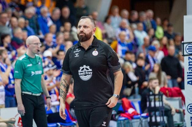 Konstantin Bitter (Trainer Allianz MTV Stuttgart), konzentriert Allianz MTV Stuttgart - Dresdner SC, Volleyball Bundesliga, Frauen, VBL, Saison 2023 24, 18.11.2023, Stuttgart (SCHARRena), DEU Allianz MTV Stuttgart - Dresdner SC, Sport, Volleyball Bundesliga, Frauen, VBL, Saison 2023 24, 18.11.2023, Stuttgart (SCHARRena), DEU Stuttgart Copyright: xSandyxDinkelackerx EP_SDR
