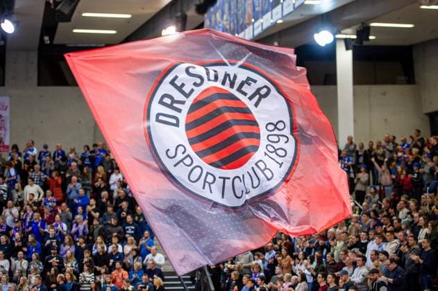 Flagge Dresdner Sportclub 1898 der mitgereisten Fans Allianz MTV Stuttgart - Dresdner SC, Volleyball Bundesliga, Frauen, VBL, Saison 2023 24, 18.11.2023, Stuttgart (SCHARRena), DEU Allianz MTV Stuttgart - Dresdner SC, Sport, Volleyball Bundesliga, Frauen, VBL, Saison 2023 24, 18.11.2023, Stuttgart (SCHARRena), DEU Stuttgart Copyright: xSandyxDinkelackerx EP_SDR