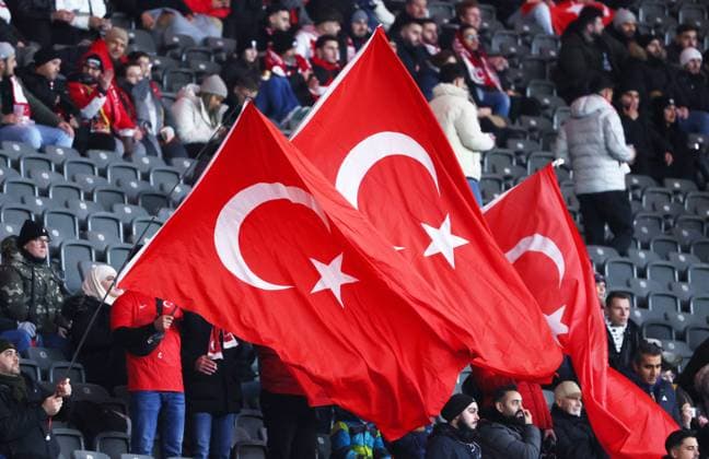 Deutschland - Tuerkei 18.11.2023 Berlin, 18.11.2023, Fussball, Olympiastadion, Länderspiel , Deutschland GER vs. Türkei TUR , Im Bild; Fans der Türkei. Publikum im Stadion. , Nur zur redaktionellen Nutzung! . , Gemäß den Vorgaben der DFB Deutscher Fussballbund ist es untersagt, in dem Stadion und oder vom Spiel angefertigte Fotoaufnahmen in Form von Sequenzbildern und oder videoähnlichen Fotostrecken zu verwerten bzw. verwerten zu lassen. ,