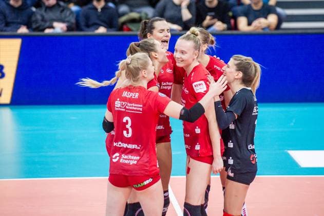 Jennifer Janiska (Dresdner SC, 06) schaut Hester Jasper (Dresdner SC, 03) an - Jubel, Freude Allianz MTV Stuttgart - Dresdner SC, Volleyball Bundesliga, Frauen, VBL, Saison 2023 24, 18.11.2023, Stuttgart (SCHARRena), DEU Allianz MTV Stuttgart - Dresdner SC, Sport, Volleyball Bundesliga, Frauen, VBL, Saison 2023 24, 18.11.2023, Stuttgart (SCHARRena), DEU Stuttgart Copyright: xSandyxDinkelackerx EP_SDR