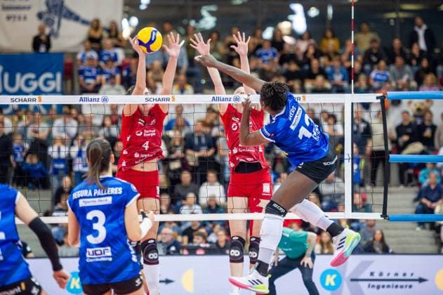 Krystal Rivers (Allianz MTV Stuttgart, 13) gegen Dresdner Block Allianz MTV Stuttgart - Dresdner SC, Volleyball Bundesliga, Frauen, VBL, Saison 2023 24, 18.11.2023, Stuttgart (SCHARRena), DEU Allianz MTV Stuttgart - Dresdner SC, Sport, Volleyball Bundesliga, Frauen, VBL, Saison 2023 24, 18.11.2023, Stuttgart (SCHARRena), DEU Stuttgart Copyright: xSandyxDinkelackerx EP_SDR