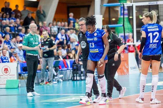 Verletzte sich: Krystal Rivers (Allianz MTV Stuttgart, 13), mit Mannschaftsarzt Dr. Gerhard Zeithammel, li. Allianz MTV Stuttgart - Dresdner SC, Volleyball Bundesliga, Frauen, VBL, Saison 2023 24, 18.11.2023, Stuttgart (SCHARRena), DEU Allianz MTV Stuttgart - Dresdner SC, Sport, Volleyball Bundesliga, Frauen, VBL, Saison 2023 24, 18.11.2023, Stuttgart (SCHARRena), DEU Stuttgart Copyright: xSandyxDinkelackerx EP_SDR