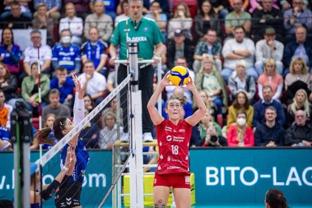 Sarah Straube (Dresdner SC, 18), Ballannahme Allianz MTV Stuttgart - Dresdner SC, Volleyball Bundesliga, Frauen, VBL, Saison 2023 24, 18.11.2023, Stuttgart (SCHARRena), DEU Allianz MTV Stuttgart - Dresdner SC, Sport, Volleyball Bundesliga, Frauen, VBL, Saison 2023 24, 18.11.2023, Stuttgart (SCHARRena), DEU Stuttgart Copyright: xSandyxDinkelackerx EP_SDR