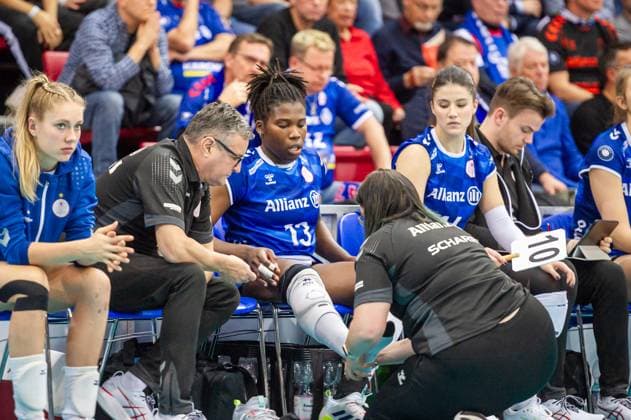 Verletzte sich: Krystal Rivers (Allianz MTV Stuttgart, 13), mit Mannschaftsarzt Dr. Gerhard Zeithammel, li. Allianz MTV Stuttgart - Dresdner SC, Volleyball Bundesliga, Frauen, VBL, Saison 2023 24, 18.11.2023, Stuttgart (SCHARRena), DEU Allianz MTV Stuttgart - Dresdner SC, Sport, Volleyball Bundesliga, Frauen, VBL, Saison 2023 24, 18.11.2023, Stuttgart (SCHARRena), DEU Stuttgart Copyright: xSandyxDinkelackerx EP_SDR