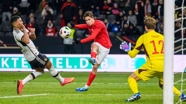 Sport Bilder des Tages Schiesst Fuehrungstreffer zum 1:2 - Bertug Yildirim (Tuerkei, 19), v.l. Pascal Gross (Deutschland, 16), Bertug Yildirim (Tuerkei, 19), Kevin Trapp (Deutschland, 12), GER, Berlin, Deutschland vs Tuerkei, Laenderspiel, Nationalmannschaft, DFB Team, Spielzeit 2023 2024, 18.11.23, DFL REGULATIONS PROHIBIT ANY USE OF PHOTOGRAPHS AS IMAGE SEQUENCES AND OR QUASI-VIDEO, GER, Berlin, Freundschaftsspiel, Deutschland vs Tuerkei, Laenderspiel, Spielzeit 2023 2024, 18.11.23 Berlin Copyright: xUwexKoch Eibner-Pressefotox EP_UKH