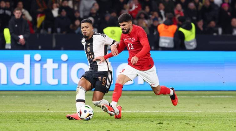 Deutschland - Tuerkei 18.11.2023 Berlin, 18.11.2023, Fussball, Olympiastadion, Länderspiel , Deutschland GER vs. Türkei TUR , Im Bild von links; Benjamin Henrichs ( 16, D), Eren Elmali (13, TUR). , Nur zur redaktionellen Nutzung! . , Gemäß den Vorgaben der DFB Deutscher Fussballbund ist es untersagt, in dem Stadion und oder vom Spiel angefertigte Fotoaufnahmen in Form von Sequenzbildern und oder videoähnlichen Fotostrecken zu verwerten bzw. verwerten zu lassen. ,