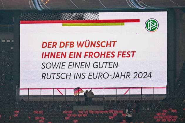Fussball, Herren, Saison 2023 2024, Länderspiel in Berlin, Deutschland - Türkei, v. l. Anzeigetafel mit der Botschaft: Der DFB wünscht Ihnen ein frohes Fest sowie einen guten Rutsch ins Euro-Jahr 2024, 18.11. 2023, Copyright: xMatthiasxKochx