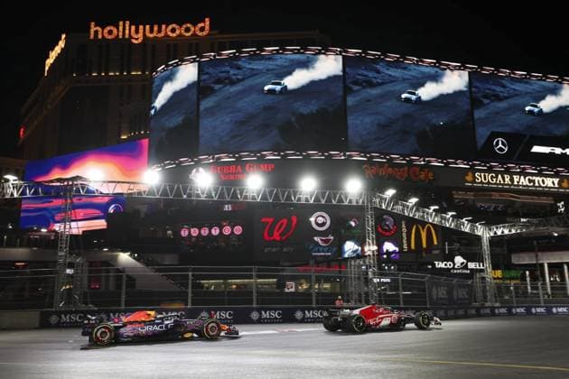 16 LECLERC Charles (mco), Scuderia Ferrari SF-23, action 01 VERSTAPPEN Max (nld), Red Bull Racing RB19, action during the 2023 Formula 1 Heineken Silver Las Vegas Grand Prix, 21th round of the 2023 Formula One World Championship, WM, Weltmeisterschaft from November 17 to 19, 2023 on the Las Vegas Strip Circuit, in Las Vegas, USA - F1 - LAS VEGAS GRAND PRIX 2023 - RACE DPPI Panoramic WhatsApp Image 2023-11-19 at 07.39.50