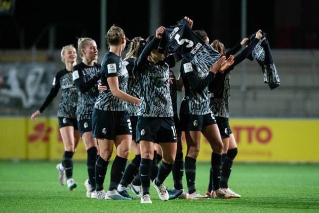 Hasret Kayikci (SC Freiburg, 11), Samantha Steuerwald (SC Freiburg, 21), Janina Minge (SC Freiburg, 09) und Team jubeln ueber das Tor zum 2:0 mit Trikots von Kim Fellhauer (Freiburg, 05), Svenja Foelmli (SC Freiburg, 17), GER, SC Freiburg vs FC Koeln, Fussball Google Pixel Frauen Bundesliga, 8. Spieltag, Saison 2023 2024, 20.11.2023 DFB regulations prohibit any use of photographs as image sequences and or quasi-video GER, SC Freiburg vs FC Koeln, Fussball Google Pixel Frauen Bundesliga, 8. Spieltag, Saison 2023 2024, 20.11.2023 Freiburg Copyright: xEibner-Pressefoto Memmlerx EP_MMR
