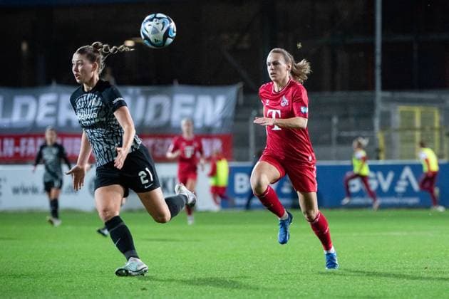 Dora Zeller (FC Koeln, 19) im Zweikampf mit Samantha Steuerwald (SC Freiburg, 21), GER, SC Freiburg vs FC Koeln, Fussball Google Pixel Frauen Bundesliga, 8. Spieltag, Saison 2023 2024, 20.11.2023 DFB regulations prohibit any use of photographs as image sequences and or quasi-video GER, SC Freiburg vs FC Koeln, Fussball Google Pixel Frauen Bundesliga, 8. Spieltag, Saison 2023 2024, 20.11.2023 Freiburg Copyright: xEibner-Pressefoto Memmlerx EP_MMR
