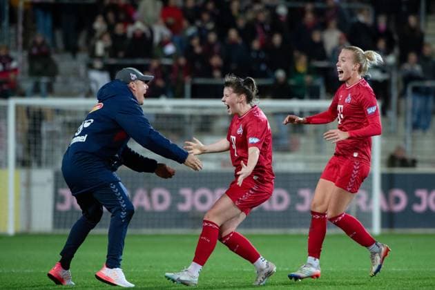 Adriana Achinska (FC Koeln, 09), Celina Degen (FC Koeln, 05), Daniel Weber (FC Koeln, Trainer) jubeln ueber das Tor zum 2:3, GER, SC Freiburg vs FC Koeln, Fussball Google Pixel Frauen Bundesliga, 8. Spieltag, Saison 2023 2024, 20.11.2023 DFB regulations prohibit any use of photographs as image sequences and or quasi-video GER, SC Freiburg vs FC Koeln, Fussball Google Pixel Frauen Bundesliga, 8. Spieltag, Saison 2023 2024, 20.11.2023 Freiburg Copyright: xEibner-Pressefoto Memmlerx EP_MMR