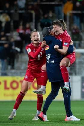 Adriana Achinska (FC Koeln, 09), Celina Degen (FC Koeln, 05), Daniel Weber (FC Koeln, Trainer) jubeln ueber das Tor zum 2:3, GER, SC Freiburg vs FC Koeln, Fussball Google Pixel Frauen Bundesliga, 8. Spieltag, Saison 2023 2024, 20.11.2023 DFB regulations prohibit any use of photographs as image sequences and or quasi-video GER, SC Freiburg vs FC Koeln, Fussball Google Pixel Frauen Bundesliga, 8. Spieltag, Saison 2023 2024, 20.11.2023 Freiburg Copyright: xEibner-Pressefoto Memmlerx EP_MMR