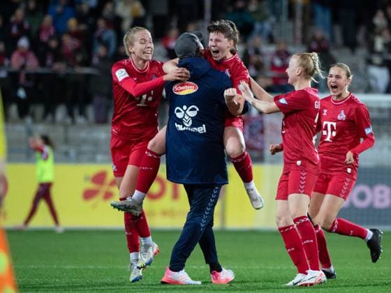 Adriana Achinska (FC Koeln, 09), Celina Degen (FC Koeln, 05), Daniel Weber (FC Koeln, Trainer), Anna Gerhardt (FC Koeln, 21)jubeln ueber das Tor zum 2:3, GER, SC Freiburg vs FC Koeln, Fussball Google Pixel Frauen Bundesliga, 8. Spieltag, Saison 2023 2024, 20.11.2023 DFB regulations prohibit any use of photographs as image sequences and or quasi-video GER, SC Freiburg vs FC Koeln, Fussball Google Pixel Frauen Bundesliga, 8. Spieltag, Saison 2023 2024, 20.11.2023 Freiburg Copyright: xEibner-Pressefoto Memmlerx EP_MMR