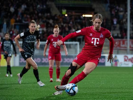 Sharon Beck (FC Koeln, 10) am Ball, GER, SC Freiburg vs FC Koeln, Fussball Google Pixel Frauen Bundesliga, 8. Spieltag, Saison 2023 2024, 20.11.2023 DFB regulations prohibit any use of photographs as image sequences and or quasi-video GER, SC Freiburg vs FC Koeln, Fussball Google Pixel Frauen Bundesliga, 8. Spieltag, Saison 2023 2024, 20.11.2023 Freiburg Copyright: xEibner-Pressefoto Memmlerx EP_MMR