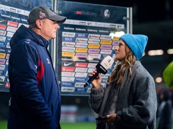 Christina Rann (Sport1 Kommentatorin, Sportmoderatorin) mit Daniel Weber (FC Koeln, Trainer), GER, SC Freiburg vs FC Koeln, Fussball Google Pixel Frauen Bundesliga, 8. Spieltag, Saison 2023 2024, 20.11.2023 DFB regulations prohibit any use of photographs as image sequences and or quasi-video GER, SC Freiburg vs FC Koeln, Fussball Google Pixel Frauen Bundesliga, 8. Spieltag, Saison 2023 2024, 20.11.2023 Freiburg Copyright: xEibner-Pressefoto Memmlerx EP_MMR