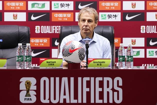 SHENZHEN, CHINA - NOVEMBER 21: Jurgen Klinsmann, head coach of South Korea, attends a press conference, PK, Pressekonferenz after the 2026 FIFA World Cup, WM, Weltmeisterschaft, Fussball Qualifier second round Group C match between China and South Korea at Shenzhen Universiade Sports Centre on November 21, 2023 in Shenzhen, Guangdong Province of China. Copyright: xVCGx 111465631782