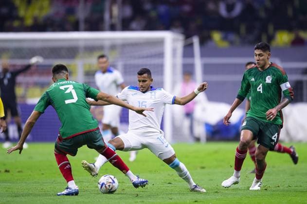 RECORD DATE NOT STATED CONCACAF NATIONS LEAGUE 2022-2023 Mexico vs Honduras CFV (L-R), Cesar Montes of Mexico, Edwin Rodriguez of Honduras, Edson Alvarez of Mexico during the game Mexican national team, Nationalteam (Mexico) vs Honduras, corresponding to the Quarterfinals second Leg of the Concacaf Nations League 2023-2024, at Azteca, on November 21, 2023. <br><br> (I-D), Cesar Montes de Mexico, Edwin Rodriguez de Honduras, Edson Alvarez de Mexico durante el partido Seleccion Nacional Mexicana (Mexico) vs Honduras, correspondiente a Cuartos de Final Vuelta de la Liga de Naciones de Concacaf 2023-2024, en el Estadio Azteca, el 21 de Noviembre de 2023. CIUDAD DE MEXICO CDMX MEXICO Copyright: xJosexLuisxMelgarejox 20231121204713_CNL_CFV_MEX_HON_RODRIGUEZ120