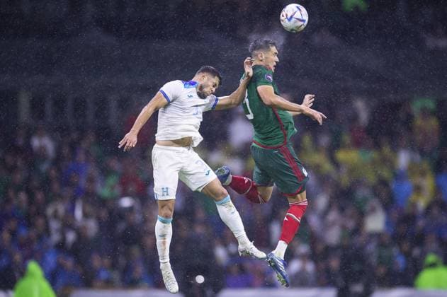 RECORD DATE NOT STATED CONCACAF NATIONS LEAGUE 2022-2023 Mexico vs Honduras CFV (L-R), Raul Santos of Honduras and cesar Montes of Mexico during the game Mexican national team, Nationalteam (Mexico) vs Honduras, corresponding to the Quarterfinals second Leg of the Concacaf Nations League 2023-2024, at Azteca, on November 21, 2023. <br><br> (I-D), Raul Santos de Honduras y cesar Montes de Mexico durante el partido Seleccion Nacional Mexicana (Mexico) vs Honduras, correspondiente a Cuartos de Final Vuelta de la Liga de Naciones de Concacaf 2023-2024, en el Estadio Azteca, el 21 de Noviembre de 2023. CIUDAD DE MEXICO CDMX MEXICO Copyright: xJosexLuisxMelgarejox 20231121224750_CNL_CFV_MEX_HON_MONTES296