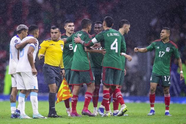 RECORD DATE NOT STATED CONCACAF NATIONS LEAGUE 2022-2023 Mexico vs Honduras CFV (L-R), Bryan Acosta of Honduras, Luis Romo, Edson Alvarez, Santiago Gimenez, Orbelin Pineda of Mexico during the game Mexican national team, Nationalteam (Mexico) vs Honduras, corresponding to the Quarterfinals second Leg of the Concacaf Nations League 2023-2024, at Azteca, on November 21, 2023. <br><br> (I-D), Bryan Acosta de Honduras, Luis Romo, Edson Alvarez, Santiago Gimenez, Orbelin Pineda de Mexico durante el partido Seleccion Nacional Mexicana (Mexico) vs Honduras, correspondiente a Cuartos de Final Vuelta de la Liga de Naciones de Concacaf 2023-2024, en el Estadio Azteca, el 21 de Noviembre de 2023. CIUDAD DE MEXICO CDMX MEXICO Copyright: xJosexLuisxMelgarejox 20231122001316_CNL_CFV_MEX_HON_ACOSTA389