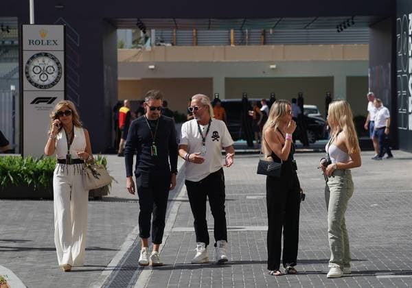 22.11.2023, Yas Marina Circuit, Abu Dhabi, Formula 1 Etihad Airways Abu Dhabi Grand Prix 2023 , im Bild Die Familie Geiss zu Besuch bei der Formel 1, als Gast von Nico Hülkenberg (DEU), MoneyGram Haas F1 Team. Carmen Geiss, Raoul Spanger (Manager von Nico Hülkenberg (DEU), MoneyGram Haas F1 Team), Robert Geiss, Davina Shakira Geiss, Shania Tyra Geiss. Abu Dhabi Yas Marina Circuit Vereinigten Arabischen Emirate