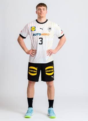 Muenchen, Deutschland 04.November: Handball DHB Frauen - Training Nils Lichtlein (Deutschland) Portrait, ganzkoerper, Bild, einzel, Einzelaufnahme, picture, single, solo, alleine, Muenchen Bayern Deutschland