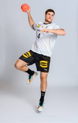 Muenchen, Deutschland 29. Oktober 2023: Handball DHB - Fotoshooting Johannes Golla (Deutschland) Portrait, ganzkoerper, Bild, einzel, Einzelaufnahme, picture, single, solo, alleine, Muenchen Bayern Deutschland