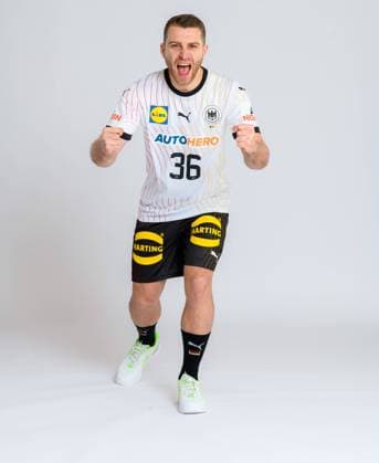 Muenchen, Deutschland 29. Oktober 2023: Handball DHB Maenner - Fotoshooting Lukas Mertens (Deutschland) Portrait, ganzkoerper, Bild, einzel, Einzelaufnahme, picture, single, solo, alleine, Muenchen Bayern Deutschland