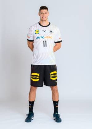 Muenchen, Deutschland 29. Oktober 2023: Handball DHB Maenner - Fotoshooting Sebastian Heymann (Deutschland) Portrait, ganzkoerper, Bild, einzel, Einzelaufnahme, picture, single, solo, alleine, Muenchen Bayern Deutschland