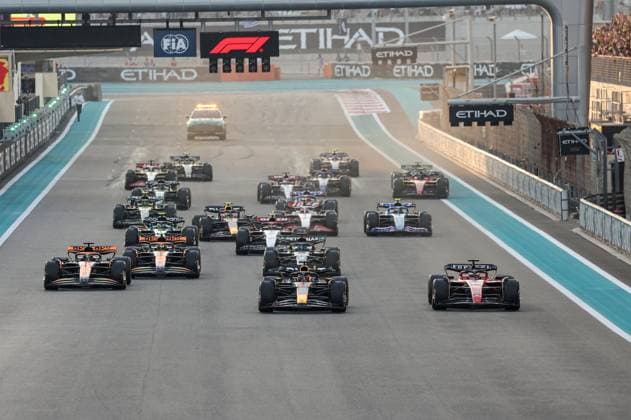 Start Race 01 VERSTAPPEN Max (nld), Red Bull Racing RB19, action 16 LECLERC Charles (mco), Scuderia Ferrari SF-23, action 63 RUSSELL George (gbr), Mercedes AMG F1 Team W14, action 04 NORRIS Lando (gbr), McLaren F1 Team MCL60, action during the 2023 Formula 1 Etihad Airways Abu Dhabi Grand Prix, 22th round of the 2023 Formula One World Championship, WM, Weltmeisterschaft from November 24 to 26, 2023 on the Yas Marina Circuit, in Abu Dhabi - F1 - ABU DHABI GRAND PRIX 2023 - RACE DPPI Panoramic G0OD5015 copie