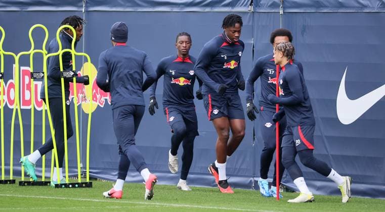 RB Leipzig Training Champions League Leipzig, 27.11.2023, RB Trainingszentrum, UEFA Champions League , RB Leipzig - Abschlusstraining am Vortag von Manchester City vs. RBL , Im Bild v.l.: Mohamed Simakan, Benjamin Henrichs, Amadou Haidara (8), El Chadaille Bitshiabu (5), Lois Openda (17) und Xavi Simons (alle RB Leipzig) ,