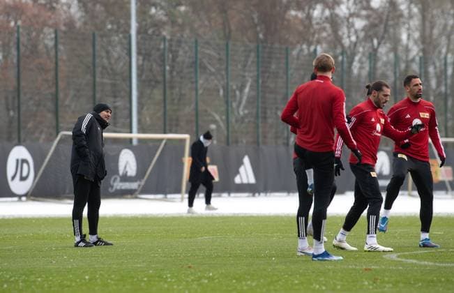 Fussball, Herren, Saison 2023 2024, Champions League, Training des 1. FC Union Berlin am Stadion An der Alten Försterei am Tag vor dem Spiel gegen den SC Braga, v. l. Trainer Nenad Bjelica (1. FC Union Berlin), Aljoscha Kemlein (1. FC Union Berlin), Christopher Trimmel (1. FC Union Berlin), Rani Khedira (1. FC Union Berlin), 28.11. 2023, Copyright: xSebastianxRäppold MatthiasxKochx