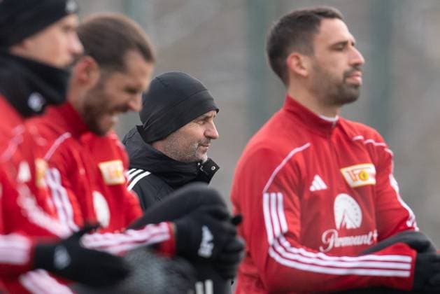 Fussball, Herren, Saison 2023 2024, Champions League, Training des 1. FC Union Berlin am Stadion An der Alten Försterei am Tag vor dem Spiel gegen den SC Braga, v. l. Janik Haberer (1. FC Union Berlin), Christopher Trimmel (1. FC Union Berlin), Trainer Nenad Bjelica (1. FC Union Berlin), Rani Khedira (1. FC Union Berlin), 28.11. 2023, Copyright: xSebastianxRäppold MatthiasxKochx