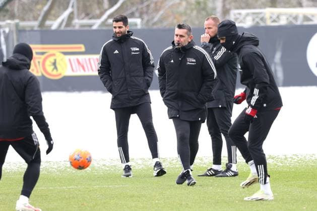 DEU, DFL, 1. FBL, 1.FC Union, Training, 28.11.2023, Stadion Alte Foersterei, Berlin, DEU, DFL, 1. FBL, 1.FC Union, Training, im Bild: Cheftrainer (Head Coach) Nenad Bjelica (1.FC Union Berlin) mit seinem Sohm, Co-Trainer Danijel Jumic (1.FC Union Berlin) DFL - regulations prohibit any use of Photographs as image sequences and or quasi-video Foto: Juergen Engler nordphoto GmbH