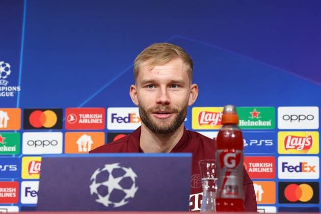 Konrad Laimer (FC Bayern Muenchen, 27) bei der Pressekonferenz, lacht, Internationale Pressekonferenz. FC Bayern Muenchen, Fussball, UEFA Champions League, Vorrunde, 5. Spieltag, Saison 23 24, 28.11.2023 , Internationale Pressekonferenz. FC Bayern Muenchen, Fussball, UEFA Champions League, Vorrunde, 5. Spieltag, Saison 23 24, 28.11.2023 Muenchen Copyright: xEibner-Pressefoto JennixMaulx EP_JML