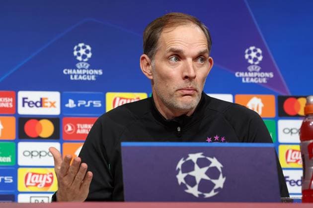 Sport Bilder des Tages Thomas Tuchel (FC Bayern Muenchen, Cheftrainer) bei der Pressekonferenz, Geste, zeigt mit Hand, skeptischer Blick, Internationale Pressekonferenz. FC Bayern Muenchen, Fussball, UEFA Champions League, Vorrunde, 5. Spieltag, Saison 23 24, 28.11.2023 , Internationale Pressekonferenz. FC Bayern Muenchen, Fussball, UEFA Champions League, Vorrunde, 5. Spieltag, Saison 23 24, 28.11.2023 Muenchen Copyright: xEibner-Pressefoto JennixMaulx EP_JML