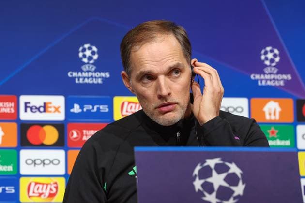 Thomas Tuchel (FC Bayern Muenchen, Cheftrainer) bei der Pressekonferenz, mit Knopf im Ohr Internationale Pressekonferenz. FC Bayern Muenchen, Fussball, UEFA Champions League, Vorrunde, 5. Spieltag, Saison 23 24, 28.11.2023 , Internationale Pressekonferenz. FC Bayern Muenchen, Fussball, UEFA Champions League, Vorrunde, 5. Spieltag, Saison 23 24, 28.11.2023 Muenchen Copyright: xEibner-Pressefoto JennixMaulx EP_JML
