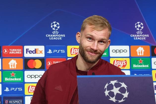 Konrad Laimer (FC Bayern Muenchen, 27) bei der Pressekonferenz, Internationale Pressekonferenz. FC Bayern Muenchen, Fussball, UEFA Champions League, Vorrunde, 5. Spieltag, Saison 23 24, 28.11.2023 , Internationale Pressekonferenz. FC Bayern Muenchen, Fussball, UEFA Champions League, Vorrunde, 5. Spieltag, Saison 23 24, 28.11.2023 Muenchen Copyright: xEibner-Pressefoto JennixMaulx EP_JML