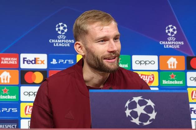 Konrad Laimer (FC Bayern Muenchen, 27) bei der Pressekonferenz, lacht, schaut freundlich, Internationale Pressekonferenz. FC Bayern Muenchen, Fussball, UEFA Champions League, Vorrunde, 5. Spieltag, Saison 23 24, 28.11.2023 , Internationale Pressekonferenz. FC Bayern Muenchen, Fussball, UEFA Champions League, Vorrunde, 5. Spieltag, Saison 23 24, 28.11.2023 Muenchen Copyright: xEibner-Pressefoto JennixMaulx EP_JML
