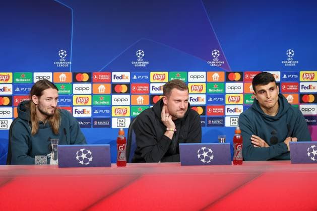 Jacob Neestrup (FC Kopenhagen, Head-Coach) mit Rasmus Falk (FC Kopenhagen, 33) und Mohamed Elyounoussi (FC Kopenhagen, 10), Internationale Pressekonferenz. FC Kopenhagen, Fussball, UEFA Champions League, Vorrunde, 5. Spieltag, Saison 23 24, 28.11.2023, FC Kobenhavn Internationale Pressekonferenz. FC Kopenhagen, Fussball, UEFA Champions League, Vorrunde, 5. Spieltag, Saison 23 24, 28.11.2023 Muenchen Copyright: xEibner-Pressefoto JennixMaulx EP_JML