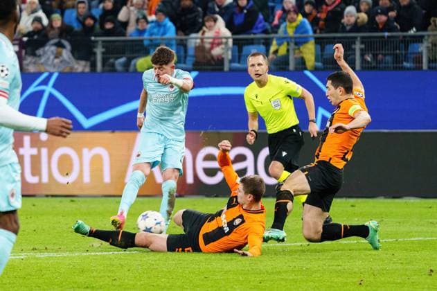 Torschuss Torchance Arbnor Muja (Royal Antwerpen FC, 11), Valeriy Bondar (Schachtar Donezk, 05) und Taras Stepanenko (Schachtar Donezk, 06) blocken GER, Schachtar Donezk vs. Royal Antwerpen FC, Fussball, Champions League, Gruppe H, Spieltag 5, Saison 2023 2024, 28.11.2023 GER, Schachtar Donezk vs. Royal Antwerpen FC, Fussball, Champions League, Gruppe H, Spieltag 5, Saison 2023 2024, 28.11.2023 Hamburg Copyright: xEibner-Pressefoto MarcelxvonxFehrnx EP_MFN