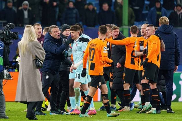 Rudelbildung nach Spielende GER, Schachtar Donezk vs. Royal Antwerpen FC, Fussball, Champions League, Gruppe H, Spieltag 5, Saison 2023 2024, 28.11.2023 GER, Schachtar Donezk vs. Royal Antwerpen FC, Fussball, Champions League, Gruppe H, Spieltag 5, Saison 2023 2024, 28.11.2023 Hamburg Copyright: xEibner-Pressefoto MarcelxvonxFehrnx EP_MFN