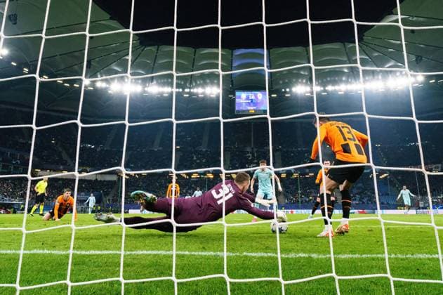 Dmytro Riznyk (Schachtar Donezk, 31) haelt Torschuss Torchance, Remote Hintertor GER, Schachtar Donezk vs. Royal Antwerpen FC, Fussball, Champions League, Gruppe H, Spieltag 5, Saison 2023 2024, 28.11.2023 GER, Schachtar Donezk vs. Royal Antwerpen FC, Fussball, Champions League, Gruppe H, Spieltag 5, Saison 2023 2024, 28.11.2023 Hamburg Copyright: xEibner-Pressefoto MarcelxvonxFehrnx EP_MFN