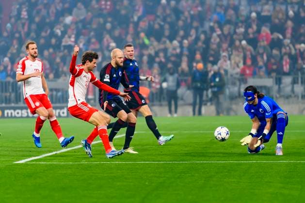 GER, UEFA CL, FC Bayern Muenchen (GER) vs FC Kopenhagen (DNK) 29.11.2023, Allianz Arena, Muenchen, GER, UEFA CL, FC Bayern Muenchen (GER) vs FC Kopenhagen (DNK), Gruppe A, UEFA regulations prohibit any use of photographs as image sequences and or quasi-video, im Bild Harry Kane (FC Bayern 9) Thomas Müller Mueller (FC Bayern 25) mit Kamil Grabara (FC Kopenhagen 1)