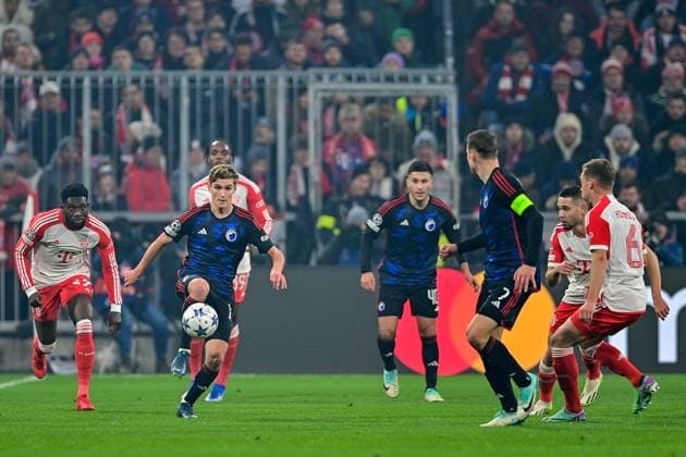 v.li.: Alphonso DAVIES (FC Bayern München, FCB, 19) Elias JELERT (FC Kopenhagen, 19) am Ball, Mathys TEL (FC Bayern München, FCB, 39) Roony BARDGHJI (FC Kopenhagen, 40) Viktor CLAESSON (FC Kopenhagen, 7) Joshua KIMMICH (FC Bayern München, FCB, 6), 29.11.2023, München (Deutschland), Fussball, UEFA Champions League, Gruppenphase, FC Bayern München - FC Kopenhagen