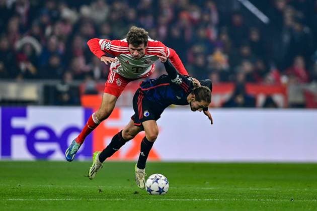 v.li.: Thomas MÜLLER (MUELLER, FC Bayern München, FCB, 25) Rasmus FALK (FC Kopenhagen, 33) im Zweikampf, Duell, duel, tackle, Dynamik, Action, Aktion, 29.11.2023, München (Deutschland), Fussball, UEFA Champions League, Gruppenphase, FC Bayern München - FC Kopenhagen
