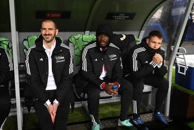 Fussball, Herren, Saison 2023 2024, UEFA Champions League (Gruppe C, 5. Spieltag), SC Sporting Braga - 1. FC Union Berlin, v. l. Leonardo Bonucci (1. FC Union Berlin), David Datro Fofana (1. FC Union Berlin), Paul Jaeckel (1. FC Union Berlin) auf der Bank, 29.11. 2023, Copyright: xMatthiasxKochx