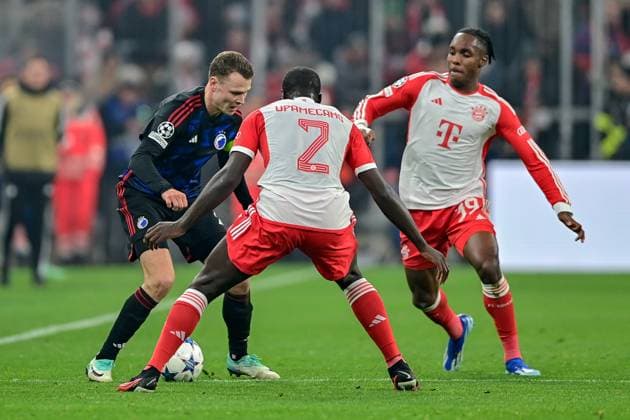 v.li.: Viktor CLAESSON (FC Kopenhagen, 7) Dayot UPAMECANO (FC Bayern München, FCB, 2) Mathys TEL (FC Bayern München, FCB, 39) im Zweikampf, Duell, duel, tackle, Dynamik, Action, Aktion, 29.11.2023, München (Deutschland), Fussball, UEFA Champions League, Gruppenphase, FC Bayern München - FC Kopenhagen